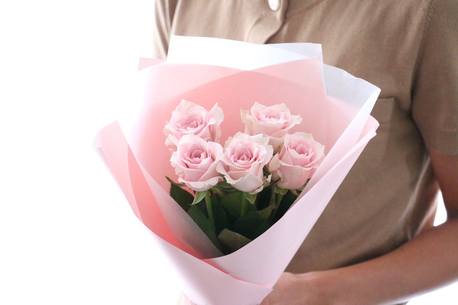 5本のピンク色のバラの花束-あなたに出会えて心から嬉しいです – 花