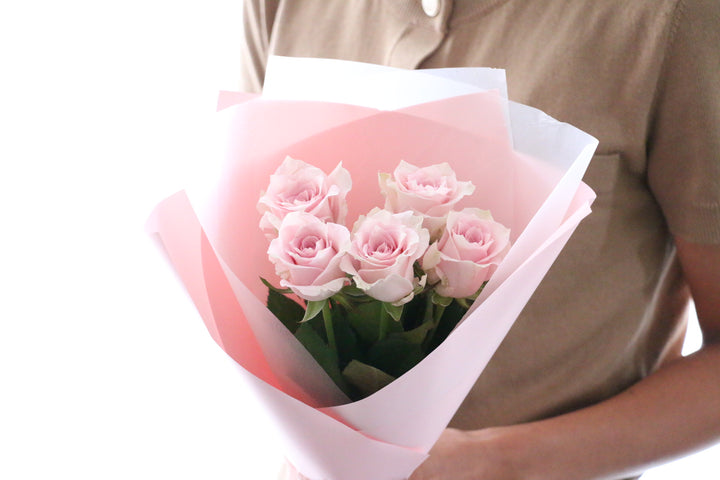 5本のピンク色のバラの花束