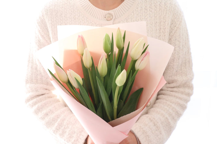 淡いピンクのチューリップの花束（10本）