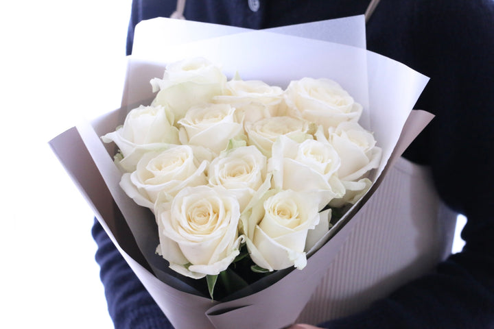 12本の白色のバラの花束-私の妻になってください