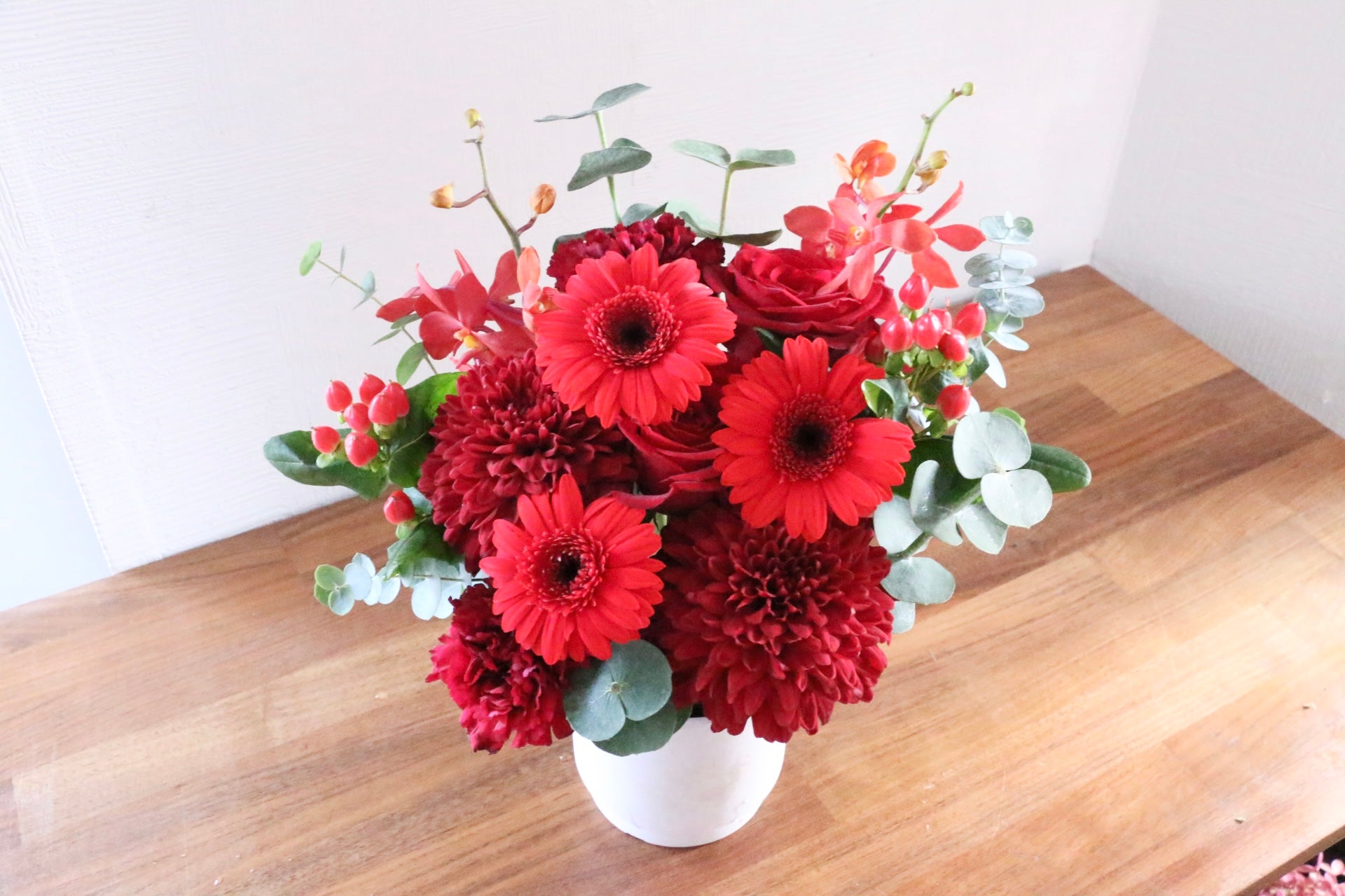 赤い花瓶に合う花 赤い花と白い花瓶 F4 W 33センチ 24 公式