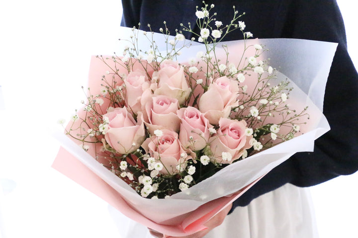 ピンク色バラとカスミソウの花束（8本）-あなたの思いやりに感謝します