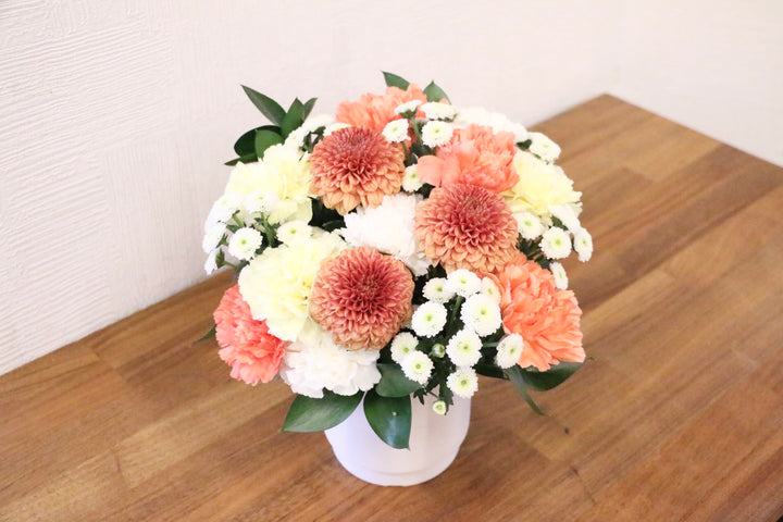 【供花】白色・黄色・オレンジ色のお供えアレンジメント 7,000円