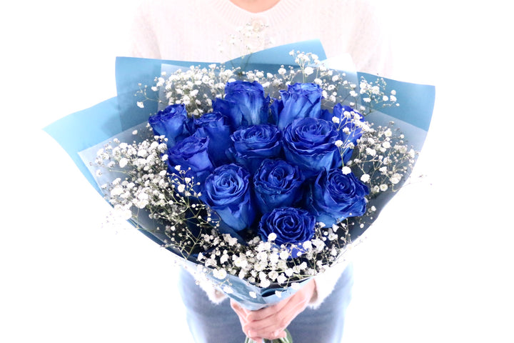 【大輪】12本の青いバラとカスミソウ（かすみ草）の花束-私の妻になってください