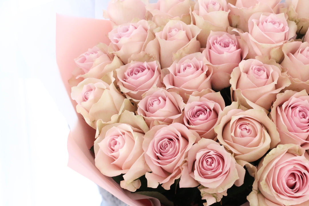 27本のピンク色のバラの花束-深い愛