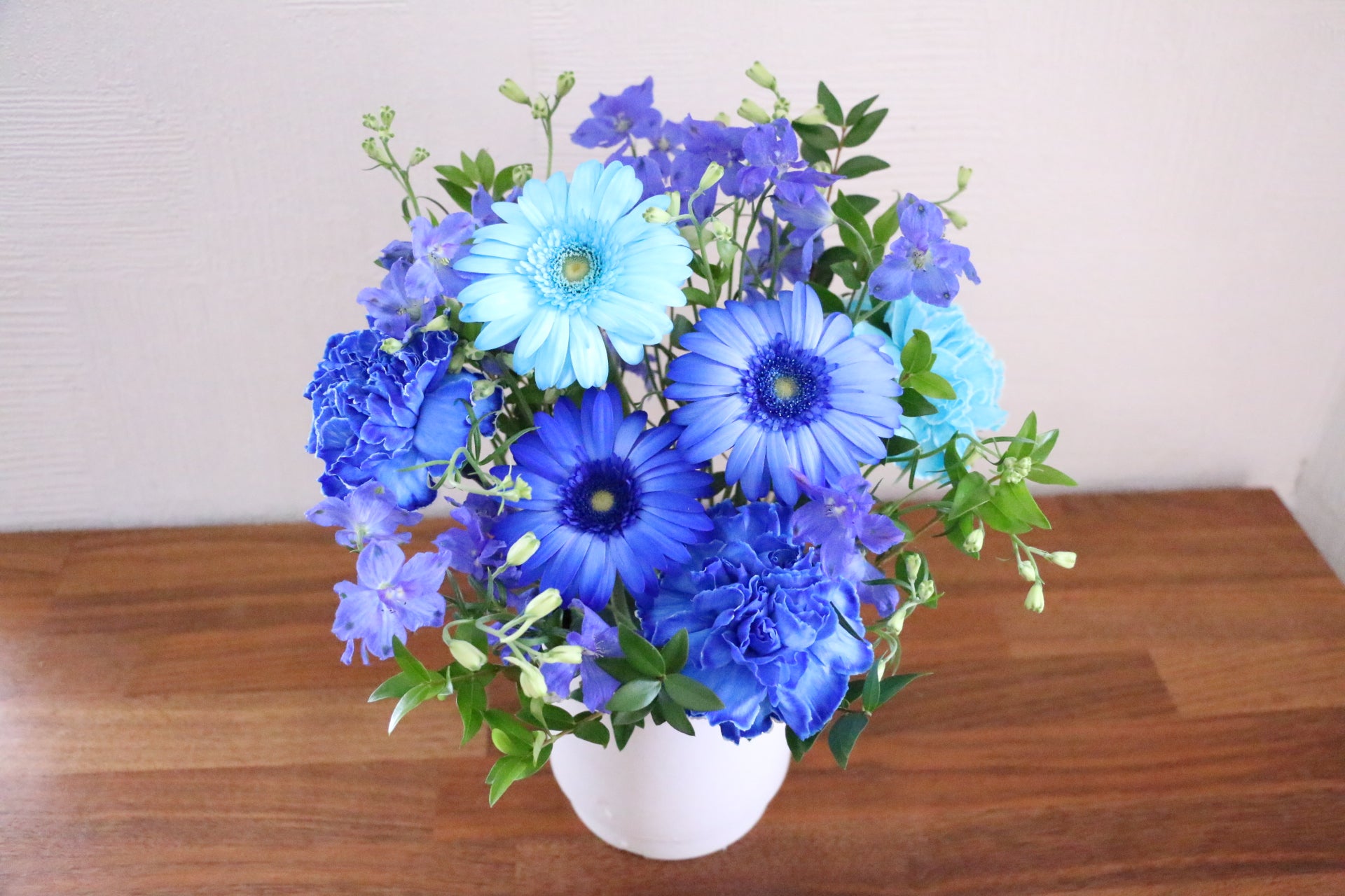 青・水色・白のアレンジメント 6,000円 – 花・花束の通販サイト｜HanaTaku