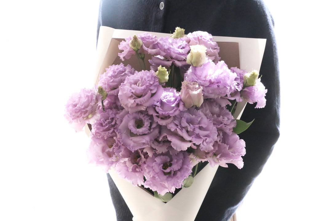 紫色のトルコキキョウの花束（8本）