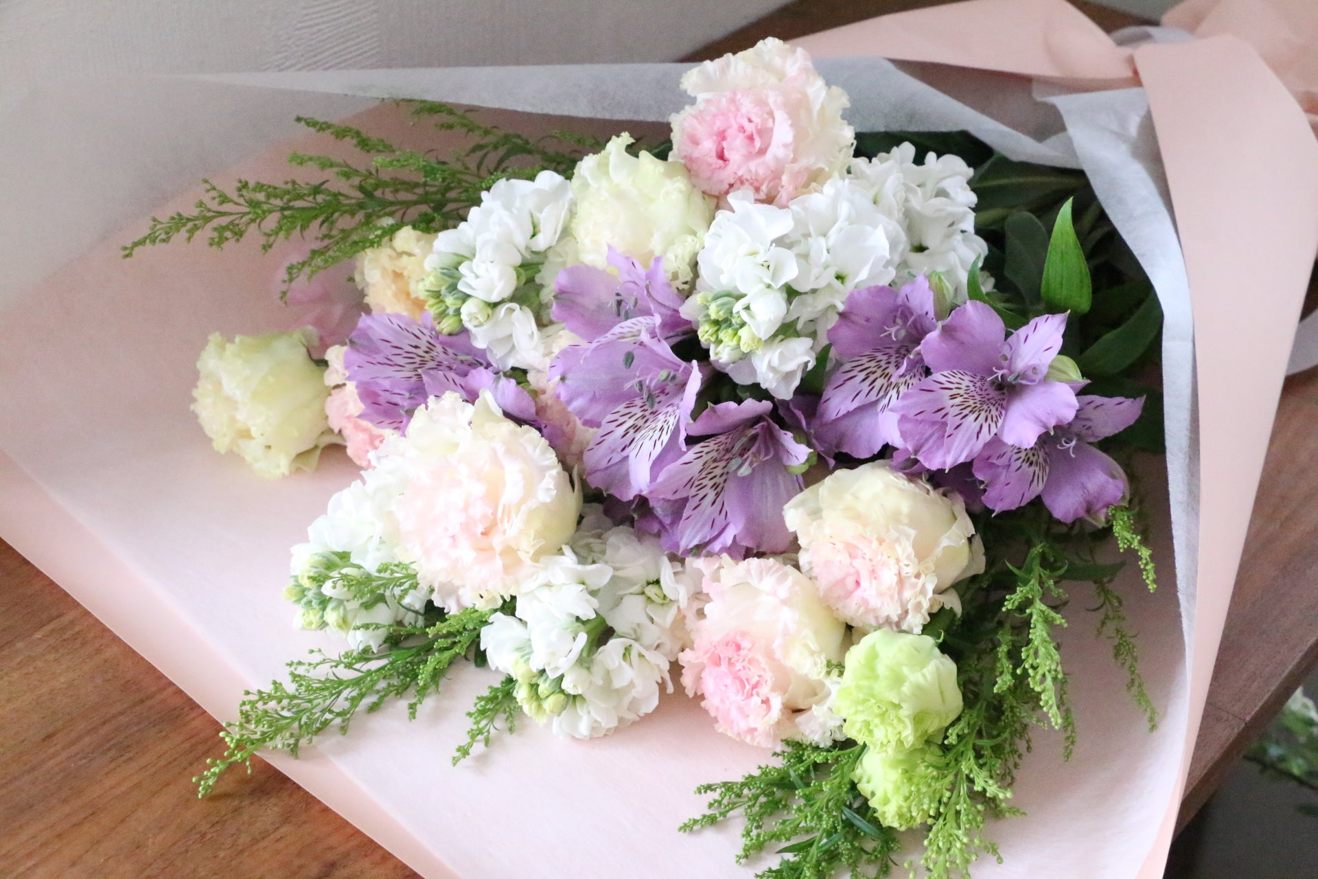 供花】ピンク色のトルコキキョウ入り紫色・ピンク色のお供え花束