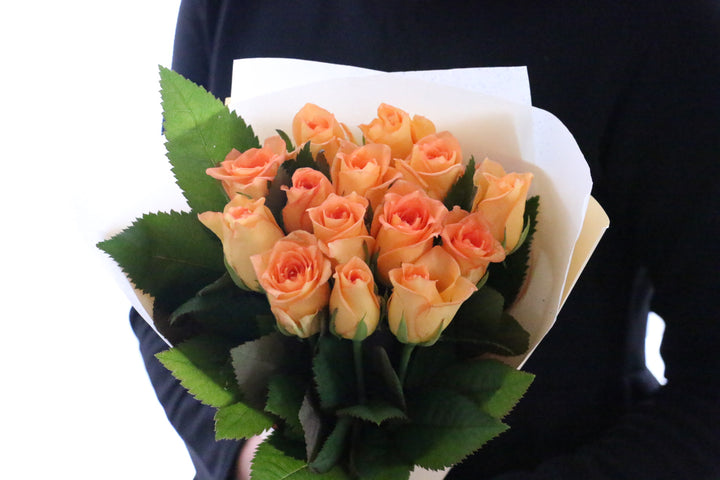 オレンジ色バラの花束（14本）-誇りに思います