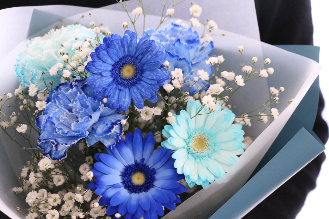 カスミソウ入り水色・青・白の花束 3,500円