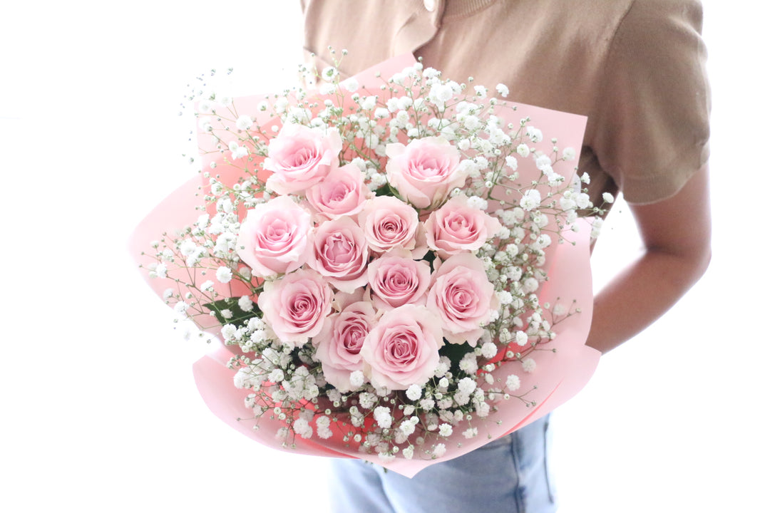 ピンク色バラとカスミソウの花束（12本）