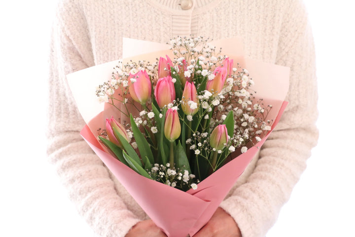 ピンクのチューリップ（10本）とカスミソウの花束