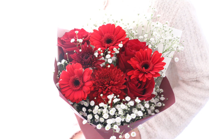 カスミソウ入り赤色の花束 5,000円