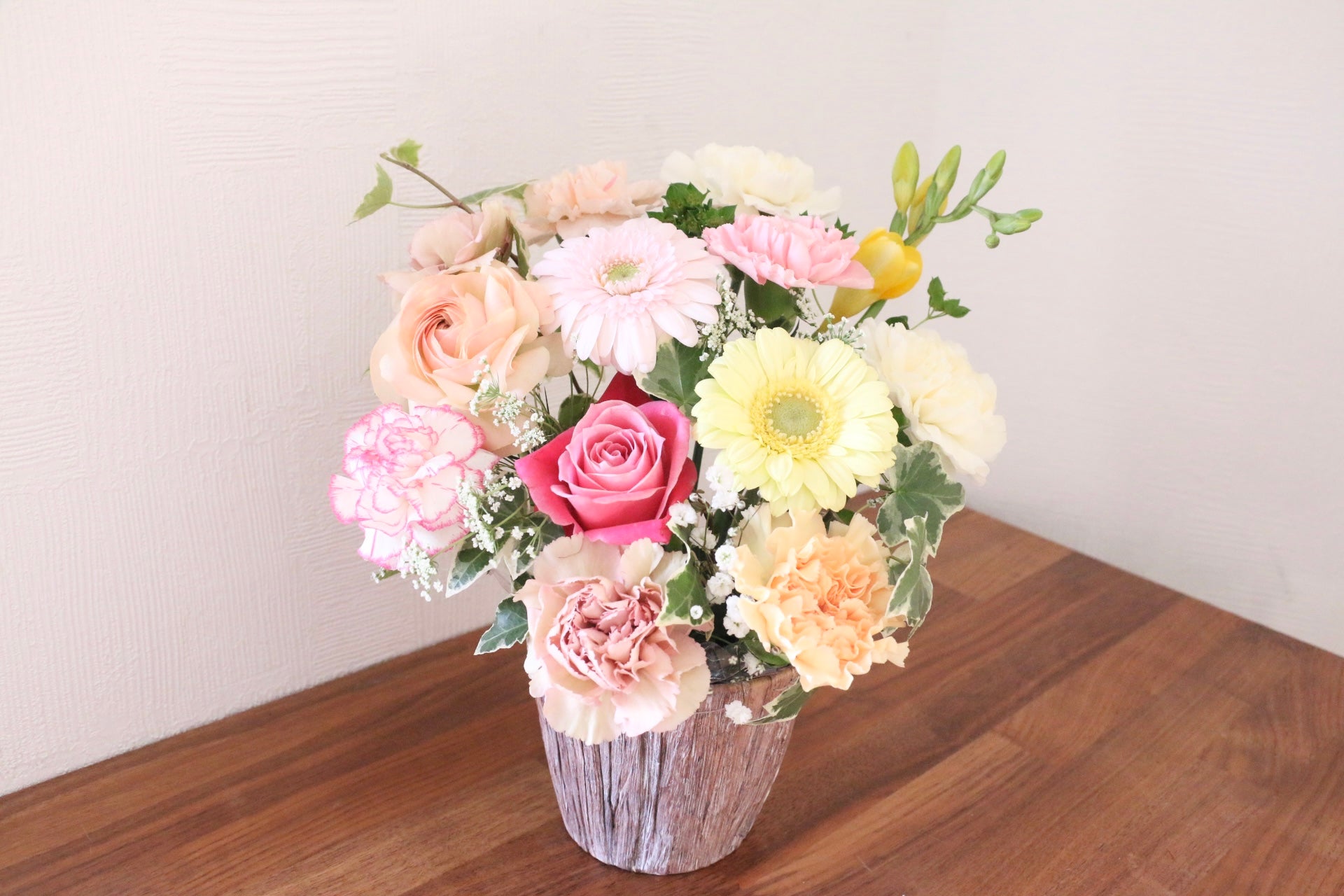 ピンク・黄色のアレンジメント 7,000円 – 花・花束の通販サイト｜HanaTaku