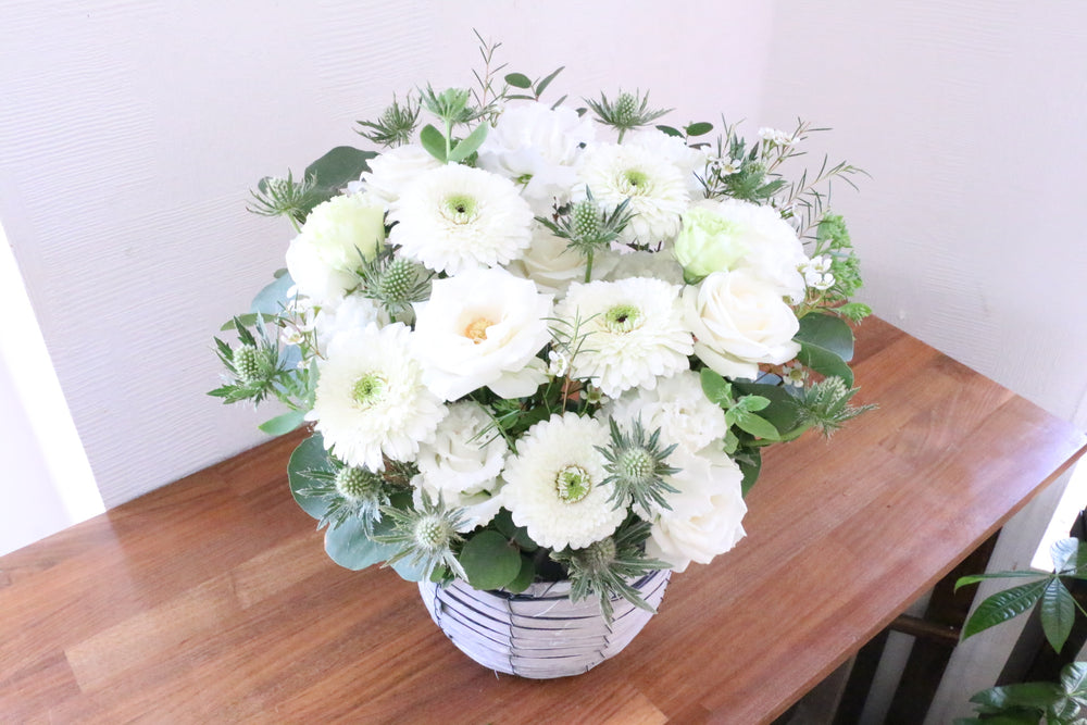 白・グリーンのアレンジメント 15,000円