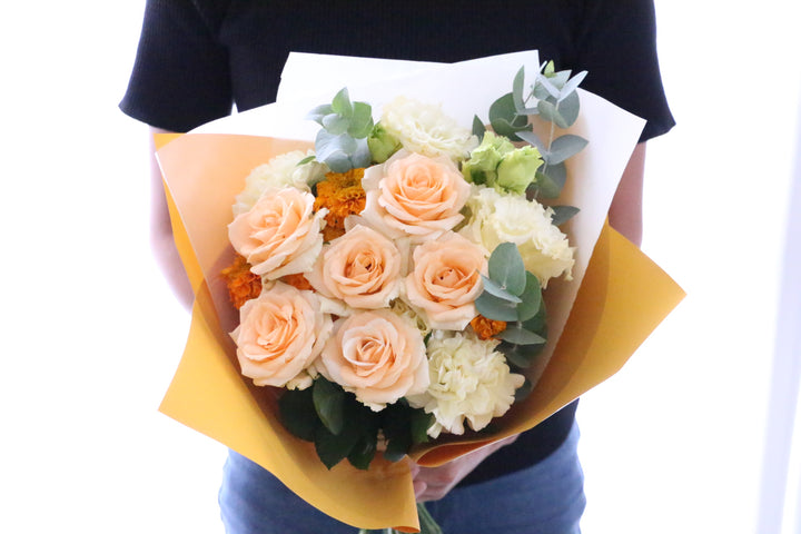 オレンジ色バラ入りの花束 Mサイズ 8,000円