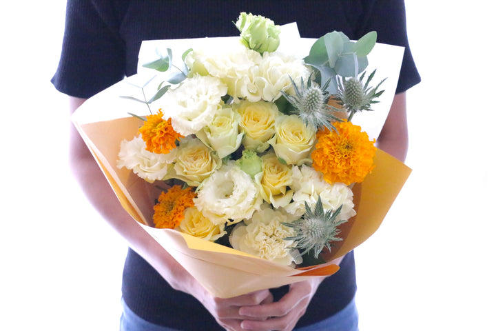 黄色バラ入りの花束 Mサイズ 8,000円