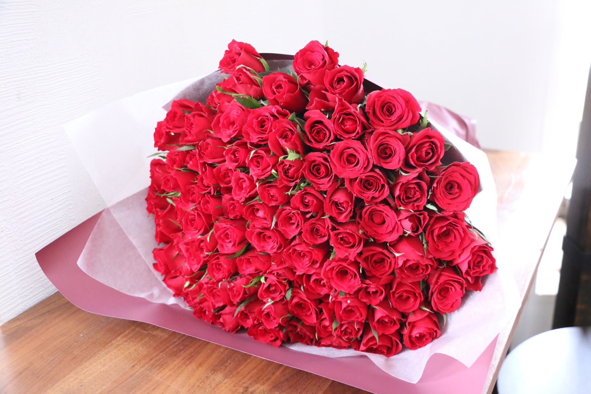 90本のバラの花束-完璧な愛 – 花・花束の通販サイト｜HanaTaku