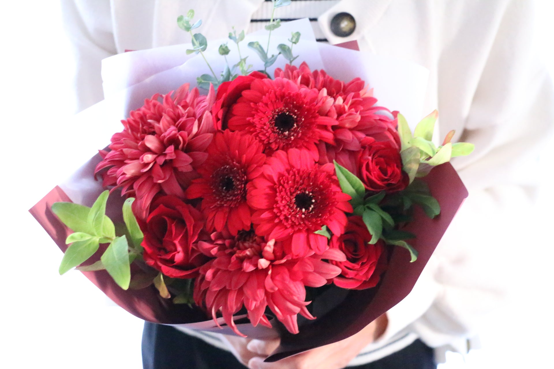 赤色の花束 6,000円 – 花・花束の通販サイト｜HanaTaku