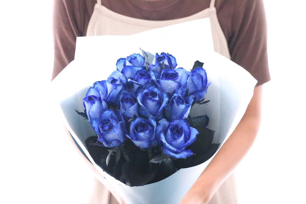 13本の青いバラの花束