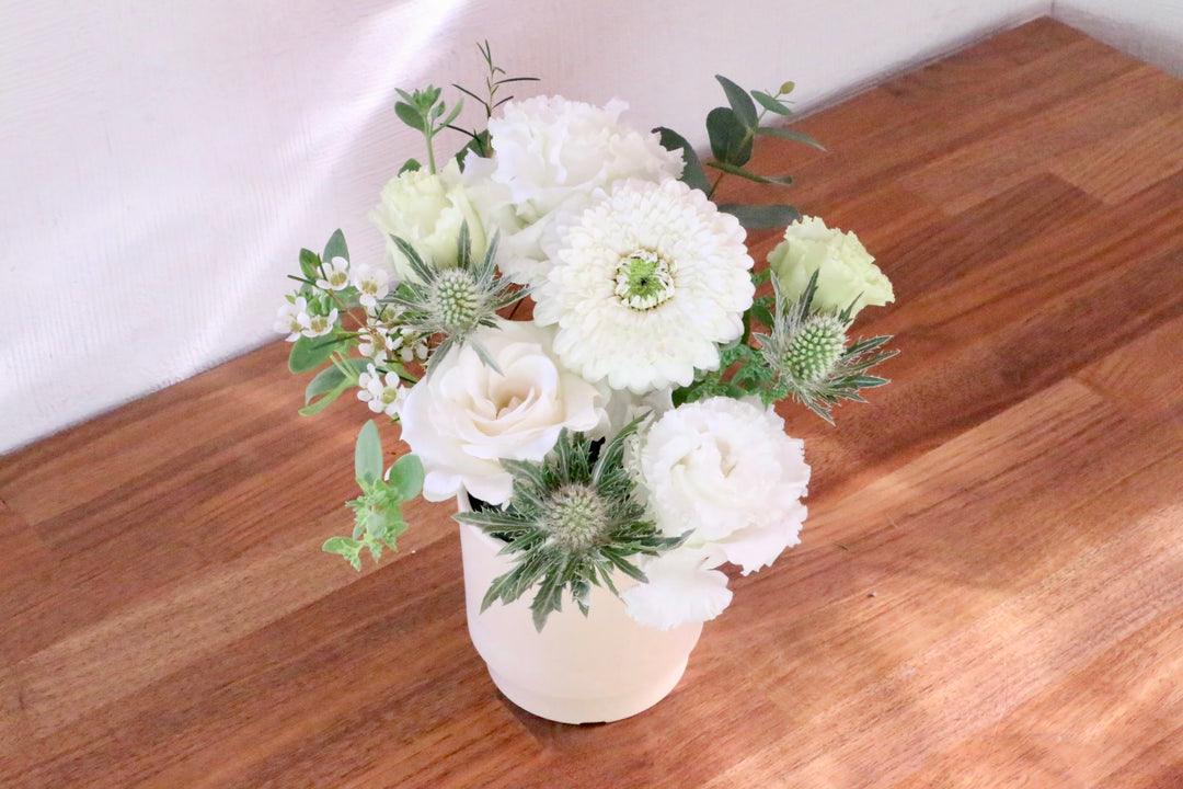 白・グリーンのアレンジメント 3,000円