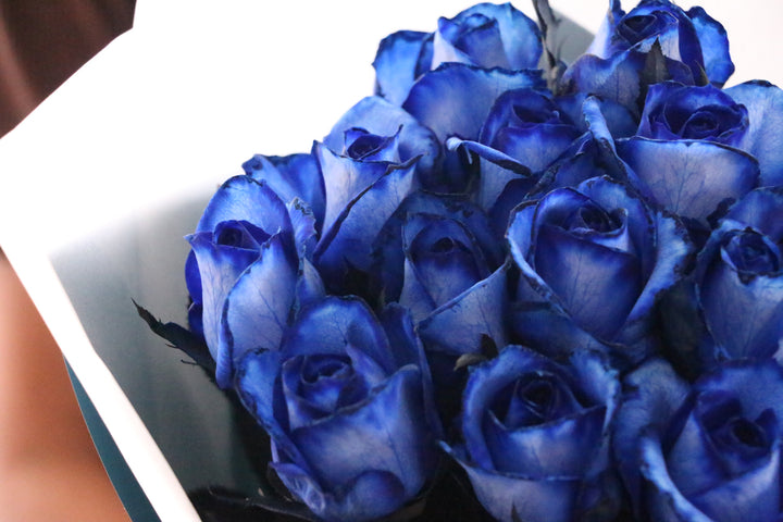 13本の青いバラの花束