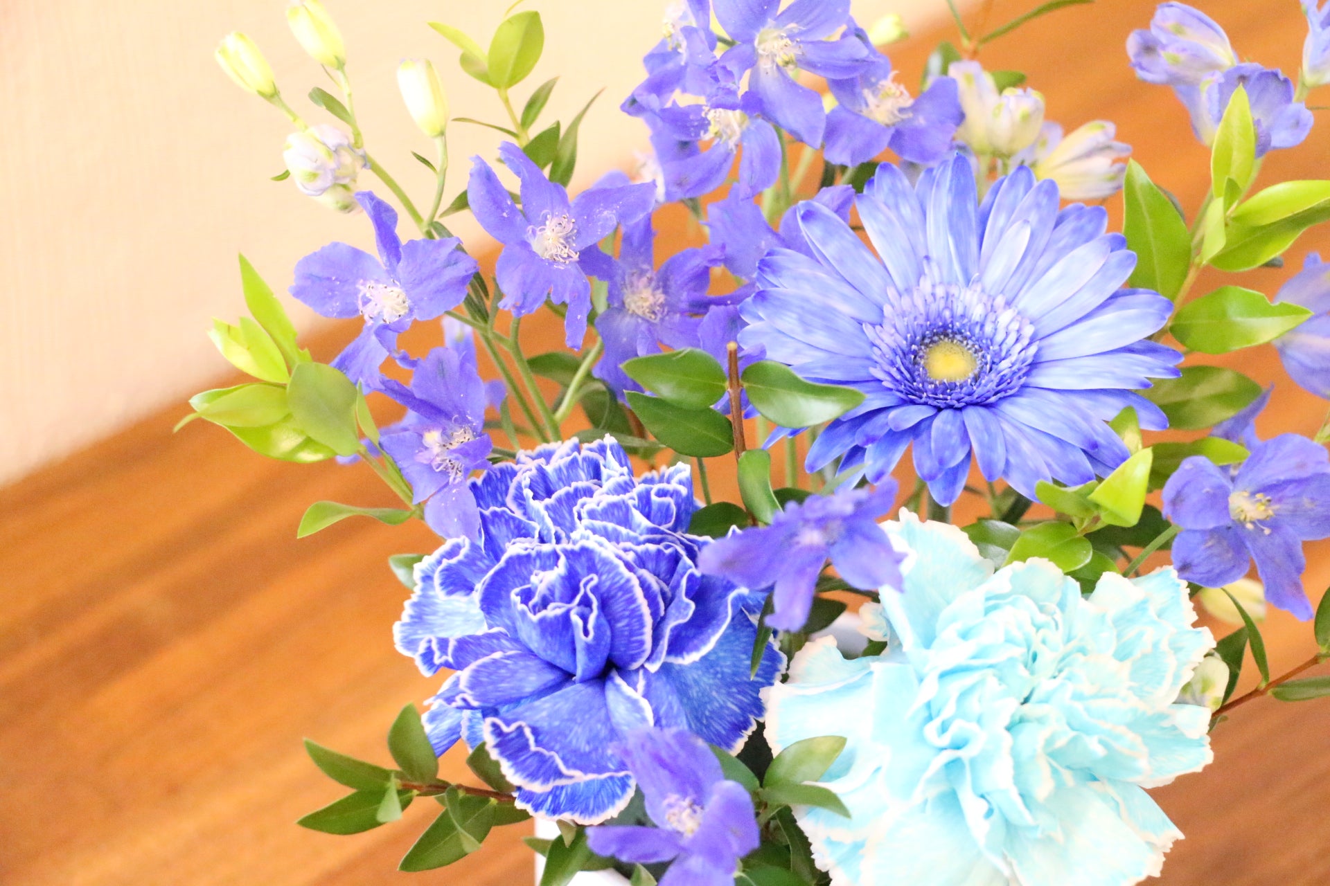 青・水色・白のアレンジメント 3,000円 – 花・花束の通販サイト｜HanaTaku