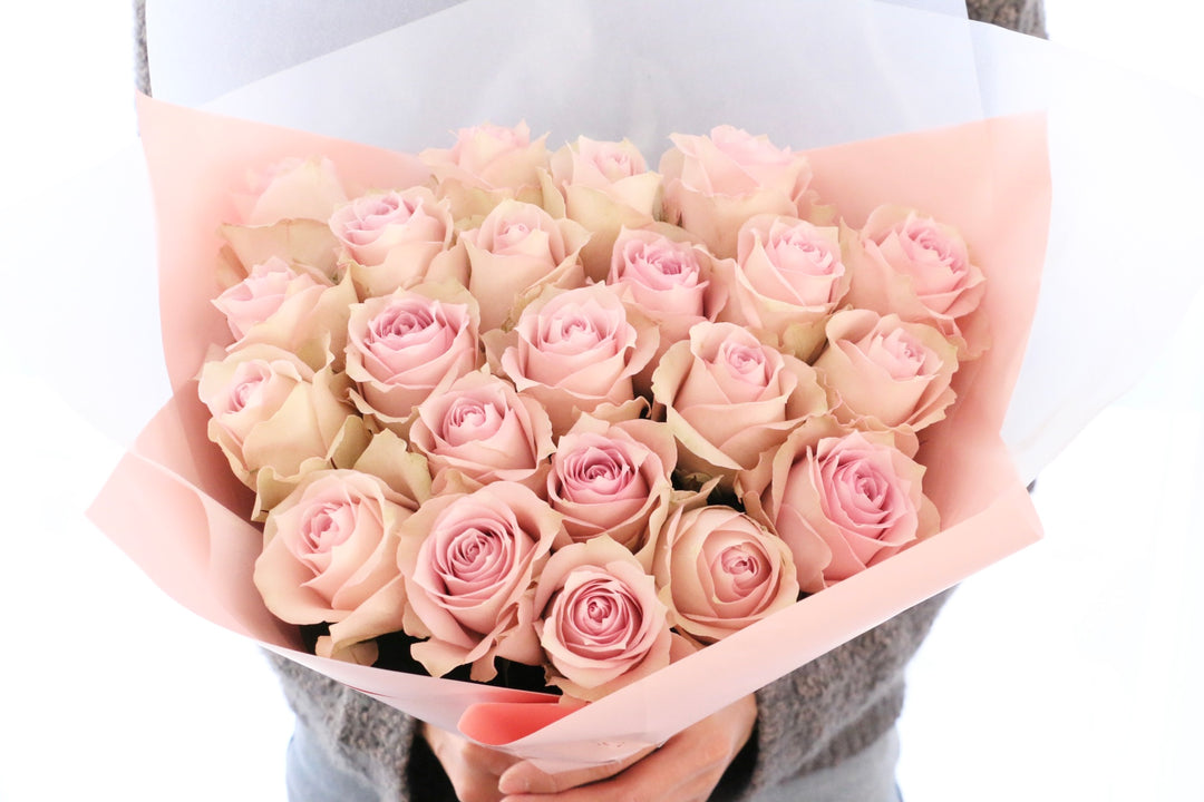 22本のピンク色のバラの花束-あなたの幸運を祈ります