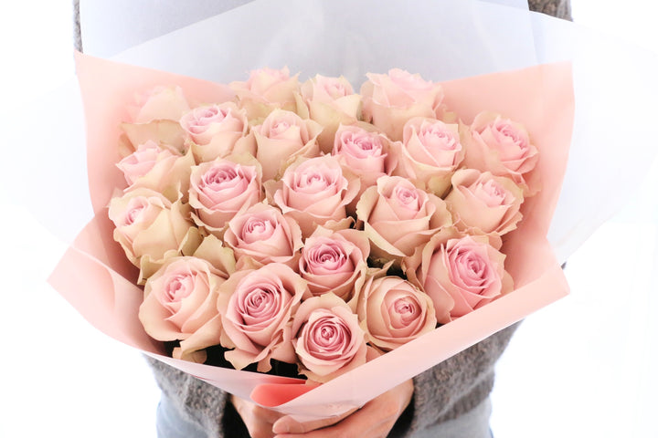 22本のピンク色のバラの花束-あなたの幸運を祈ります