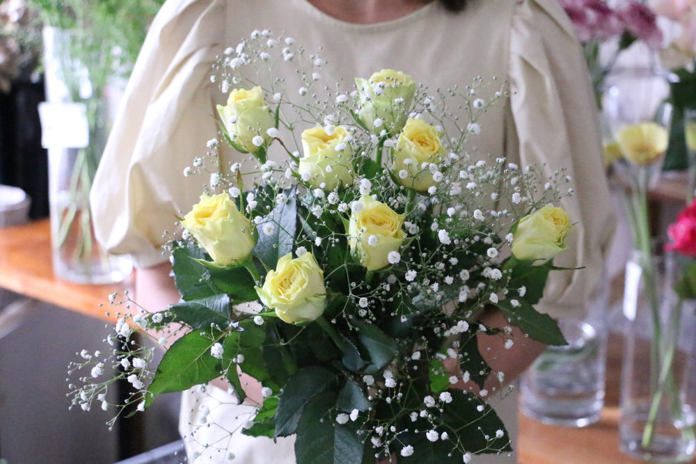 カスミソウと黄色いバラの花束　7,000円サイズ