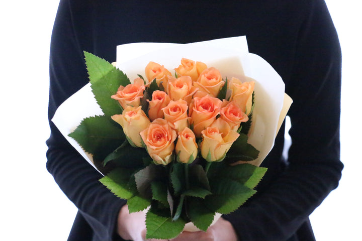オレンジ色バラの花束（14本）-誇りに思います