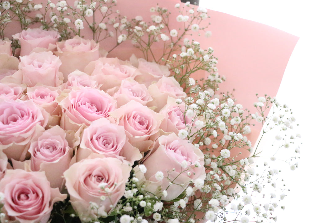 33本のピンク色のバラとカスミソウ4本の花束