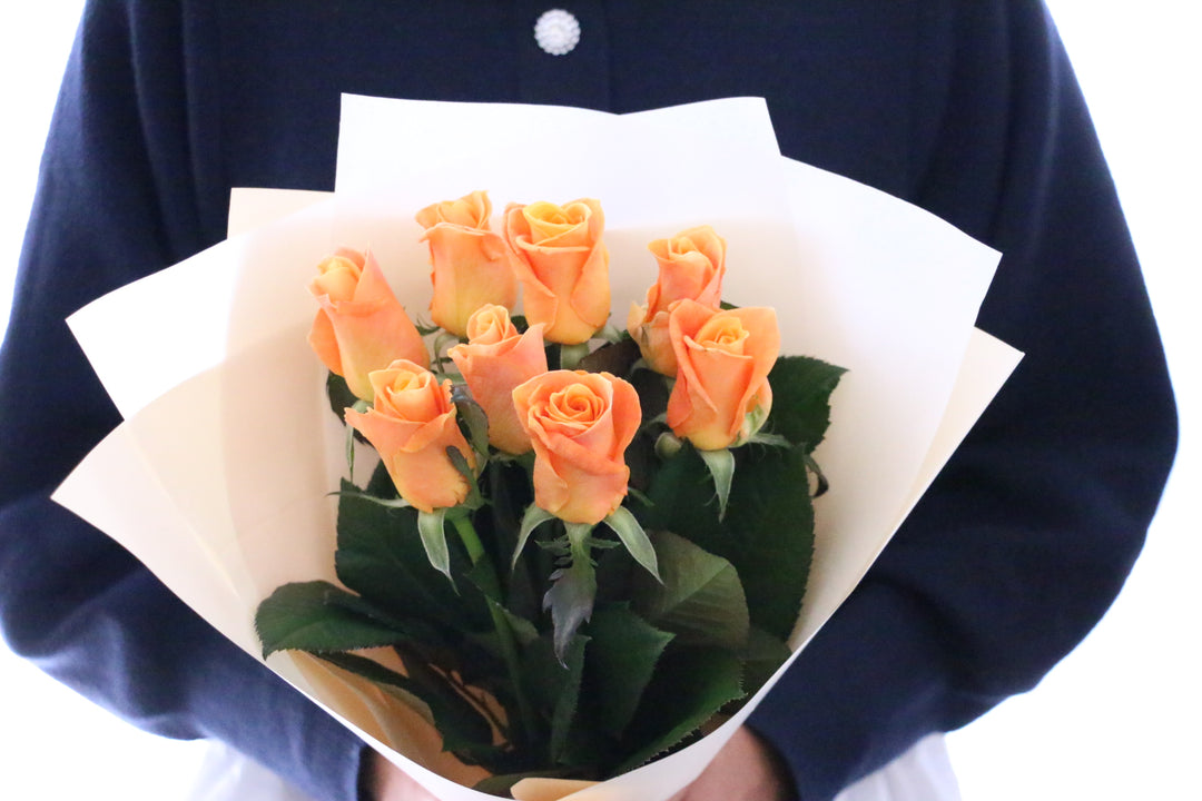 オレンジ色バラの花束（8本）-あなたの思いやりに感謝します