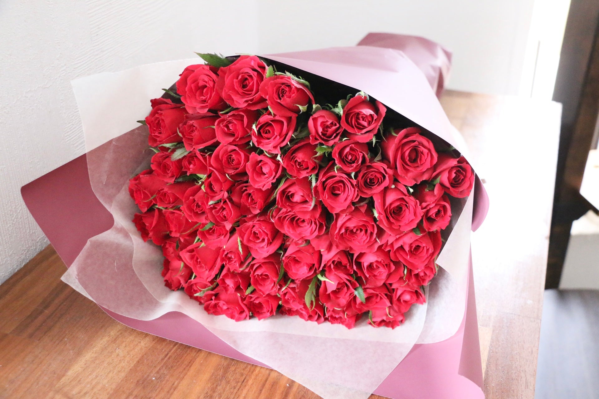 55本の赤いバラの花束 – 花・花束の通販サイト｜HanaTaku