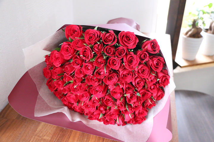 70本の赤いバラの花束