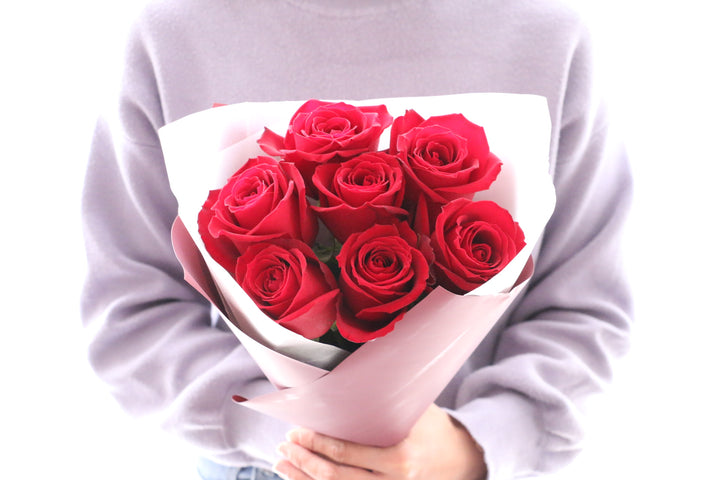 7本の赤いバラの花束-ひそかな愛