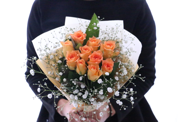 10本のオレンジ色バラとカスミソウの花束