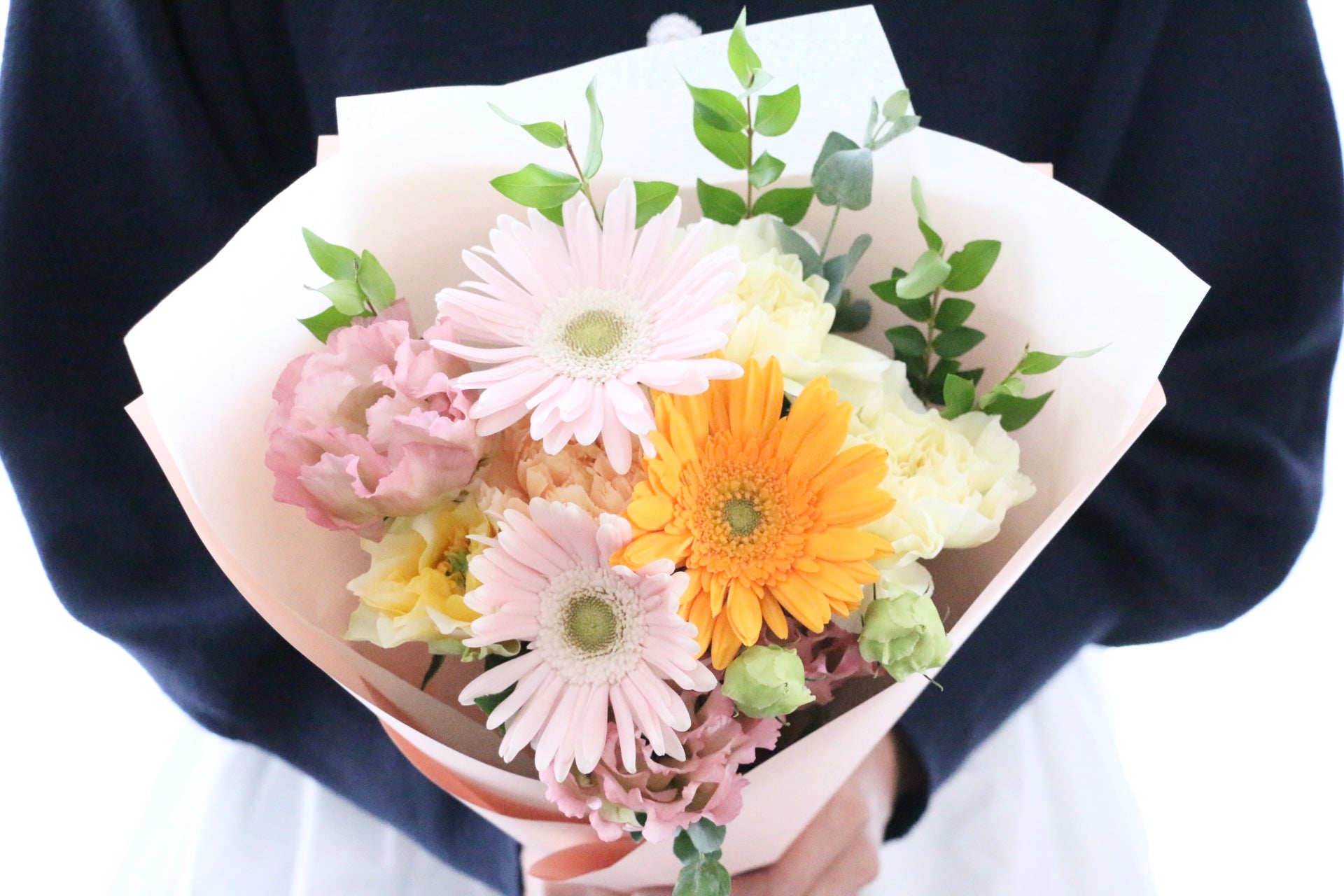 ピンク・黄色の花束 4,000円 – 花・花束の通販サイト｜HanaTaku