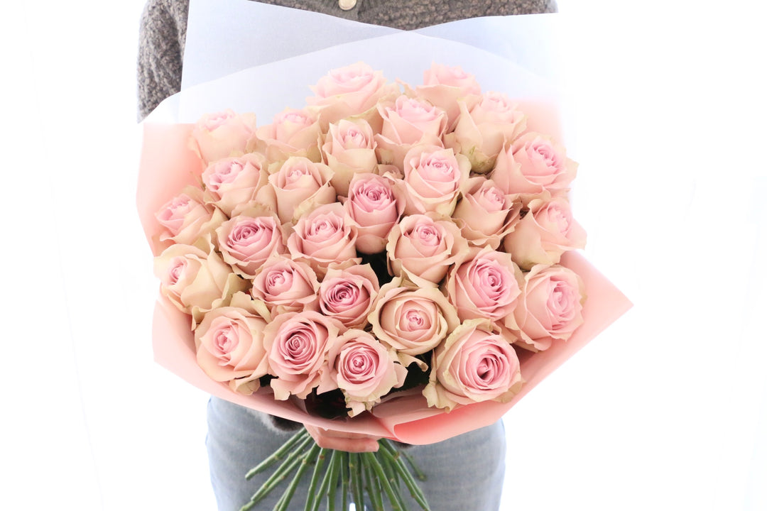 28本のピンク色のバラの花束-あなたを愛し続けます