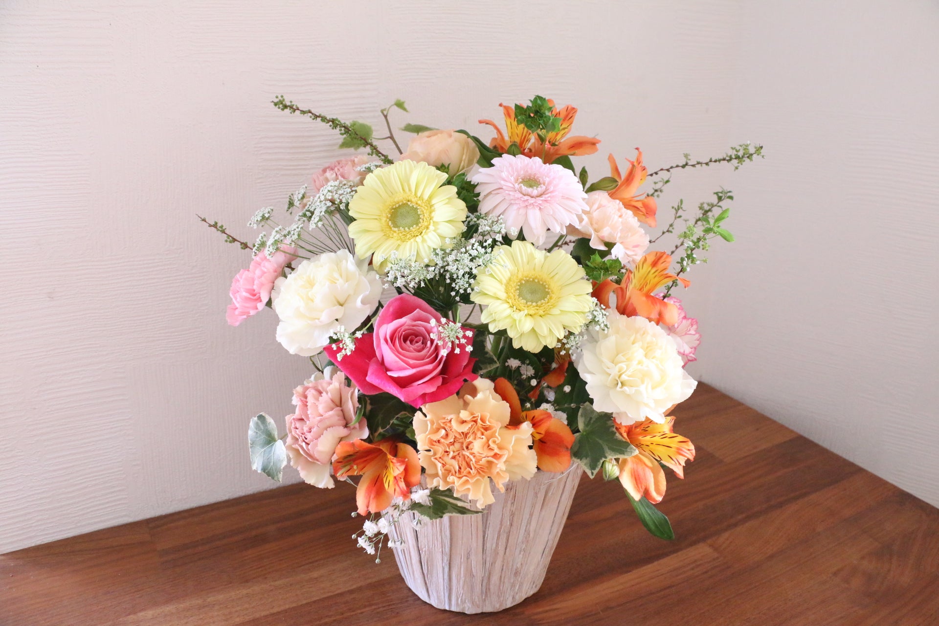 花のアレンジメント 約90cm x 80cm 美術品 ピンク・黄色のアレンジメント 8,000円 – 花・花束の通販サイト｜HanaTaku