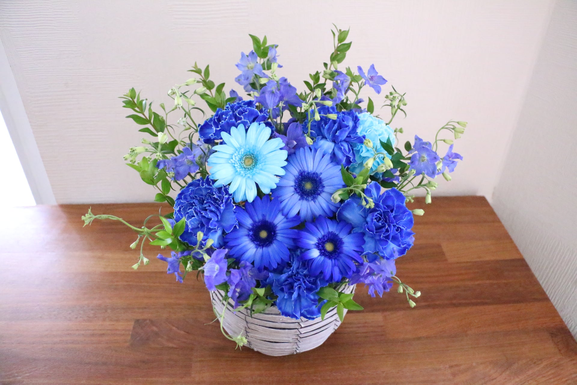 青・水色・白のアレンジメント 9,000円 – 花・花束の通販サイト｜HanaTaku