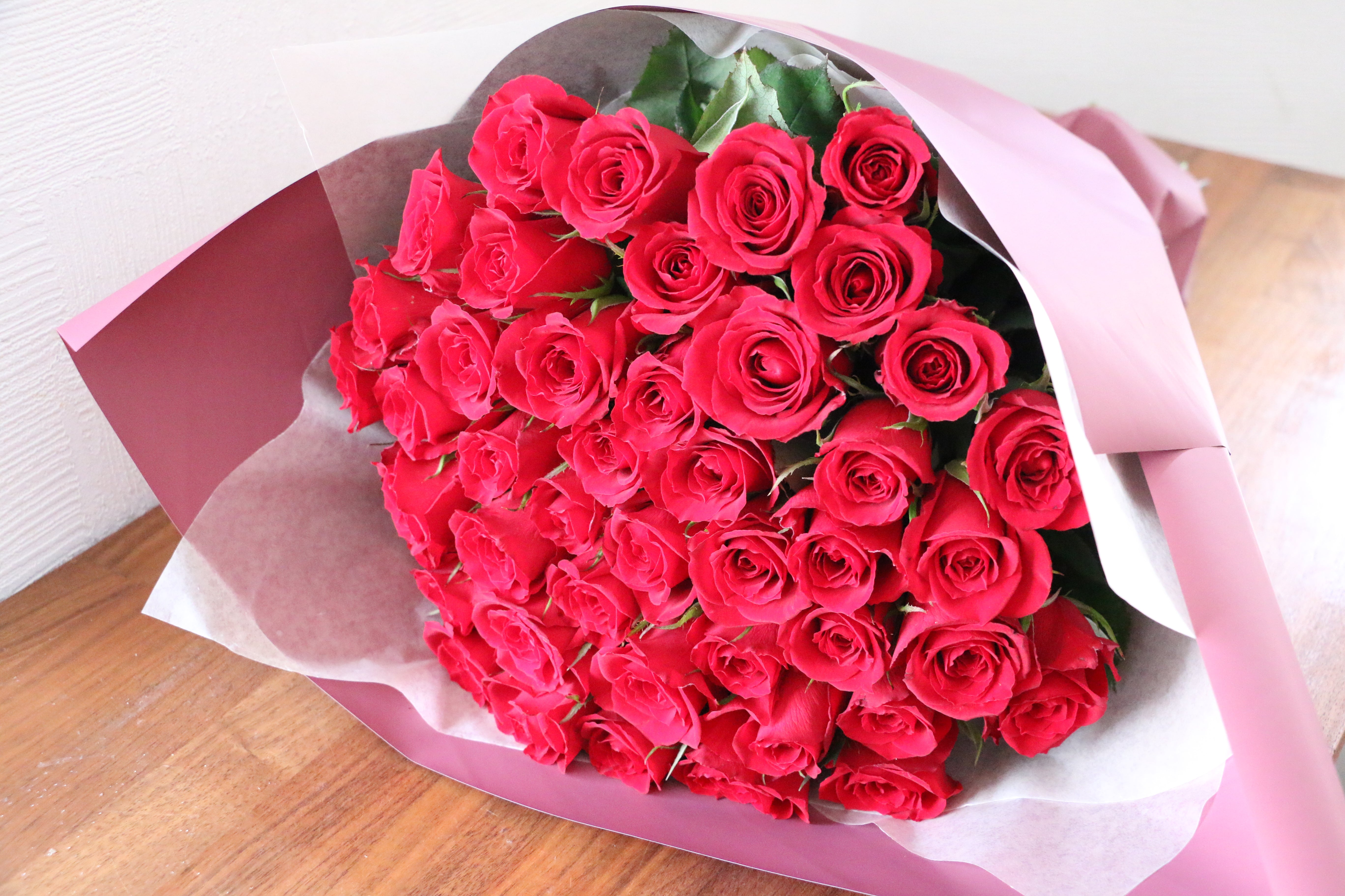 44本のバラの花束-変わらぬ愛 – 花・花束の通販サイト｜HanaTaku