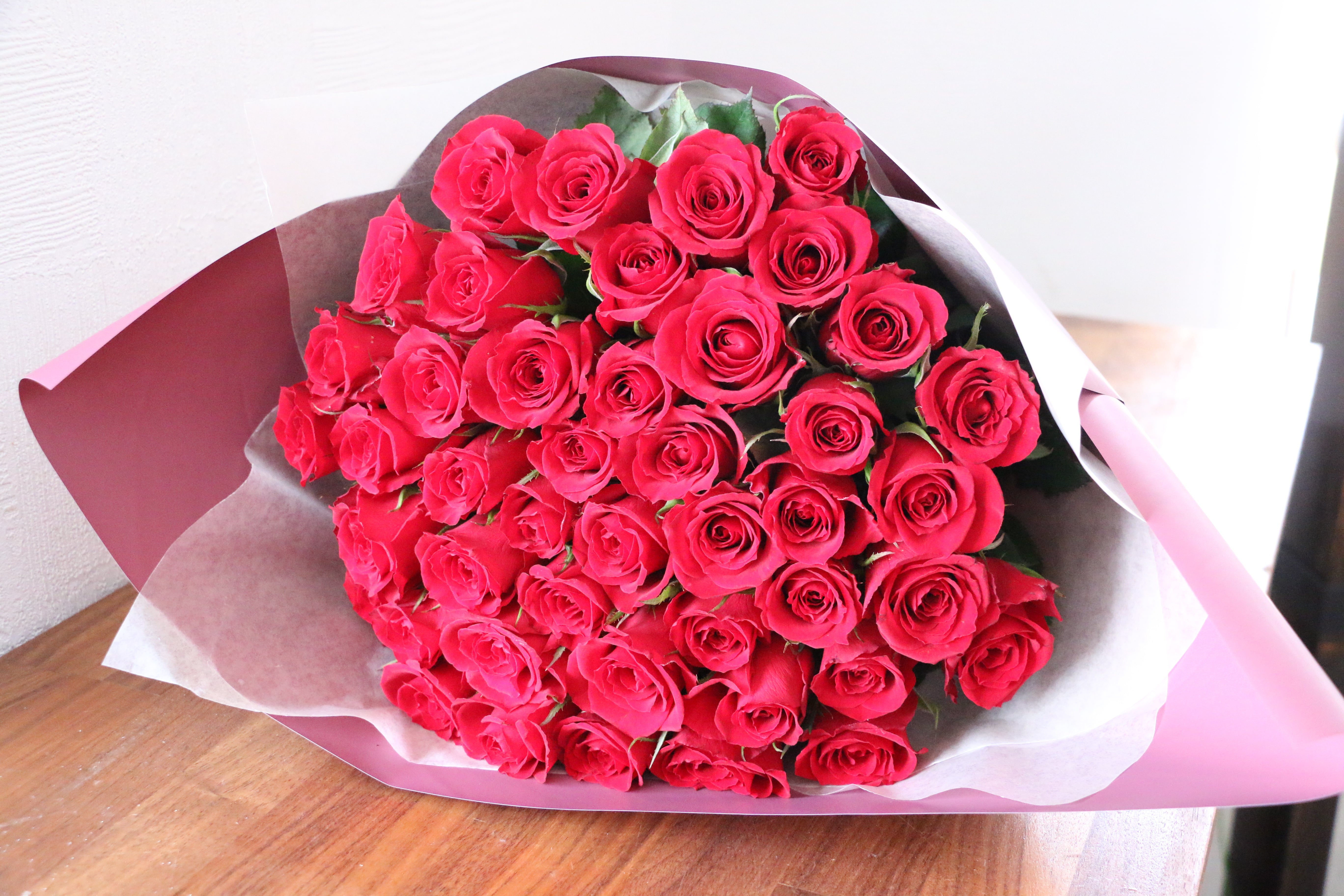 44本のバラの花束-変わらぬ愛 – 花・花束の通販サイト｜HanaTaku