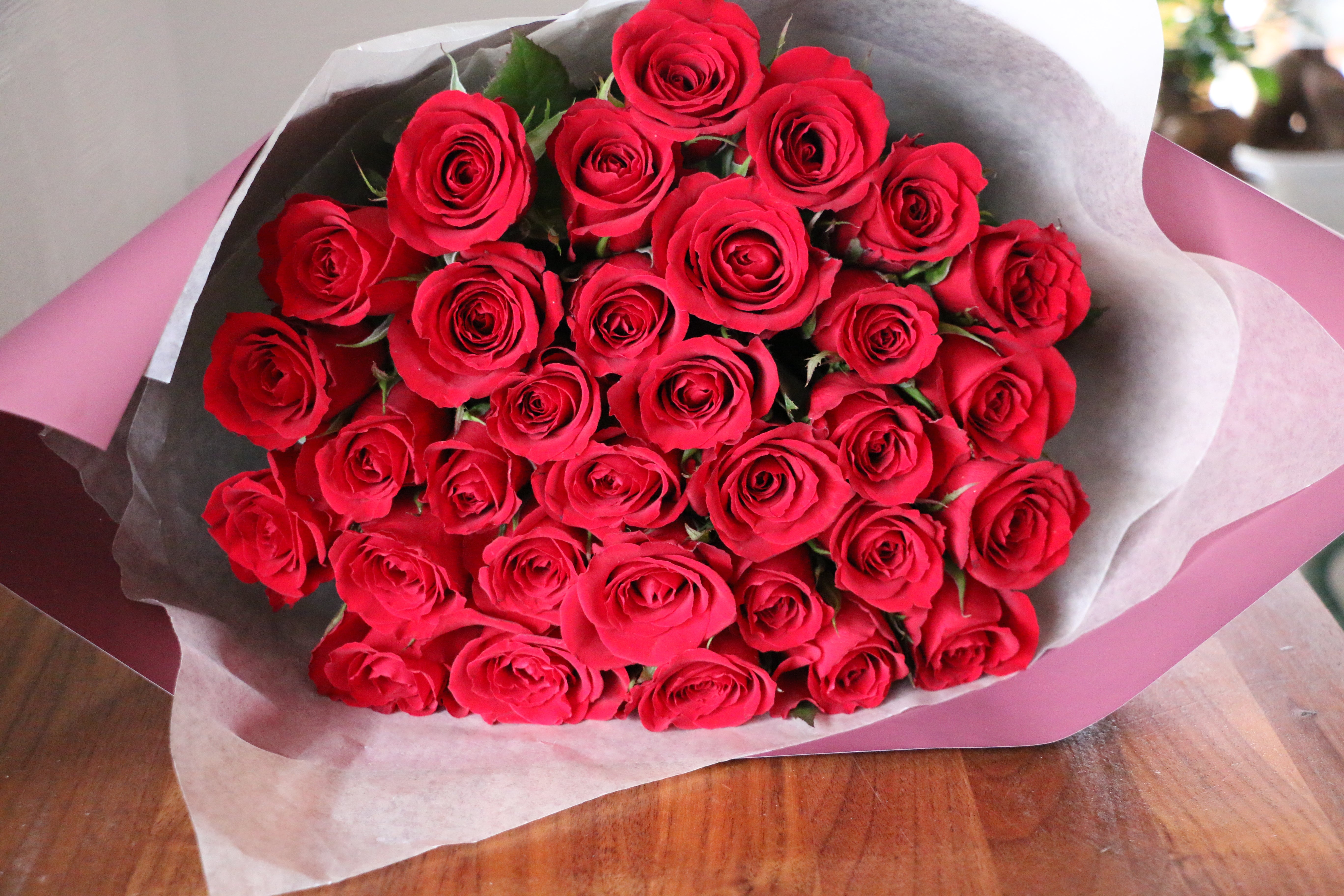 32本の赤いバラの花束 – 花・花束の通販サイト｜HanaTaku