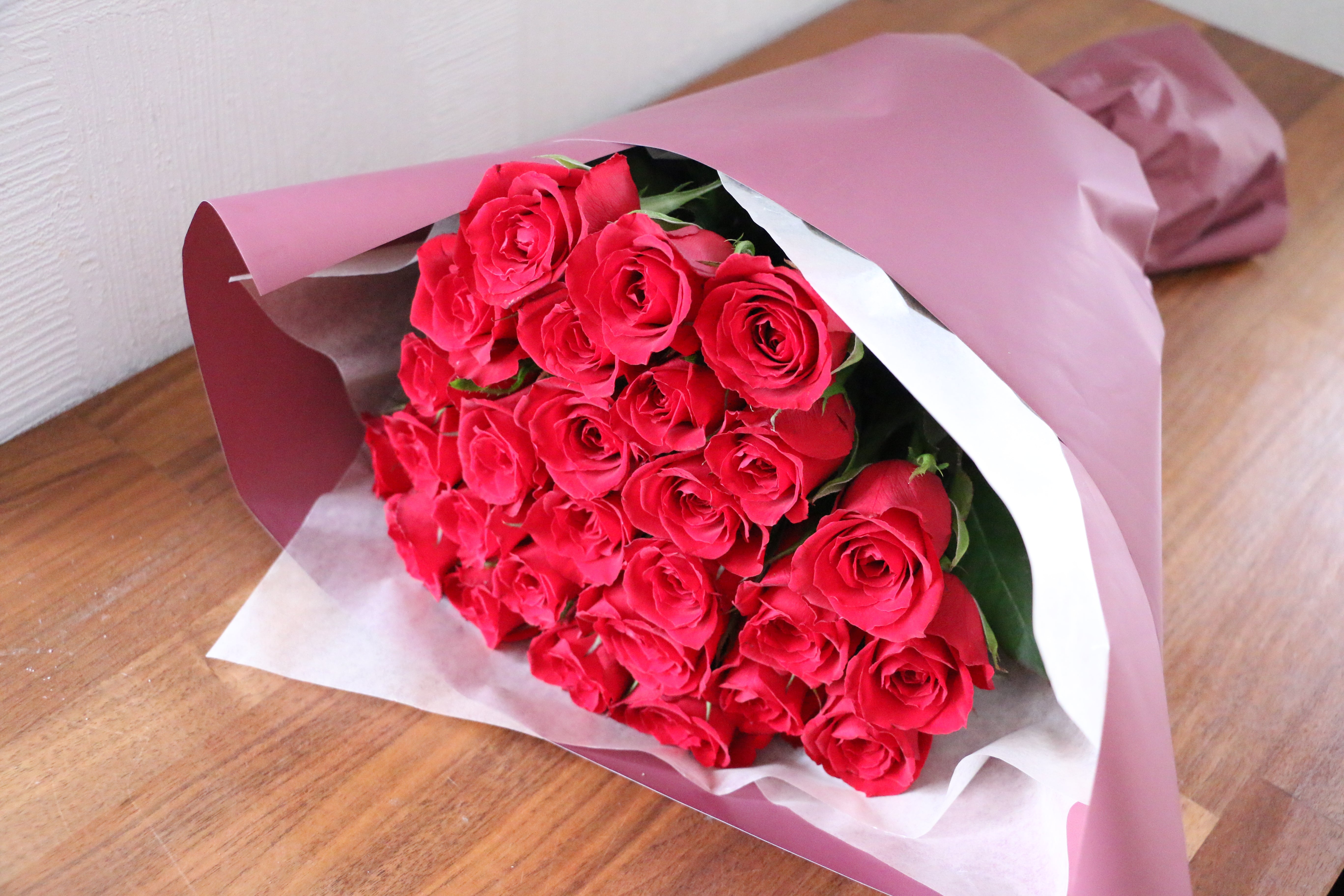 27本の赤いバラの花束-深い愛 – 花・花束の通販サイト｜HanaTaku