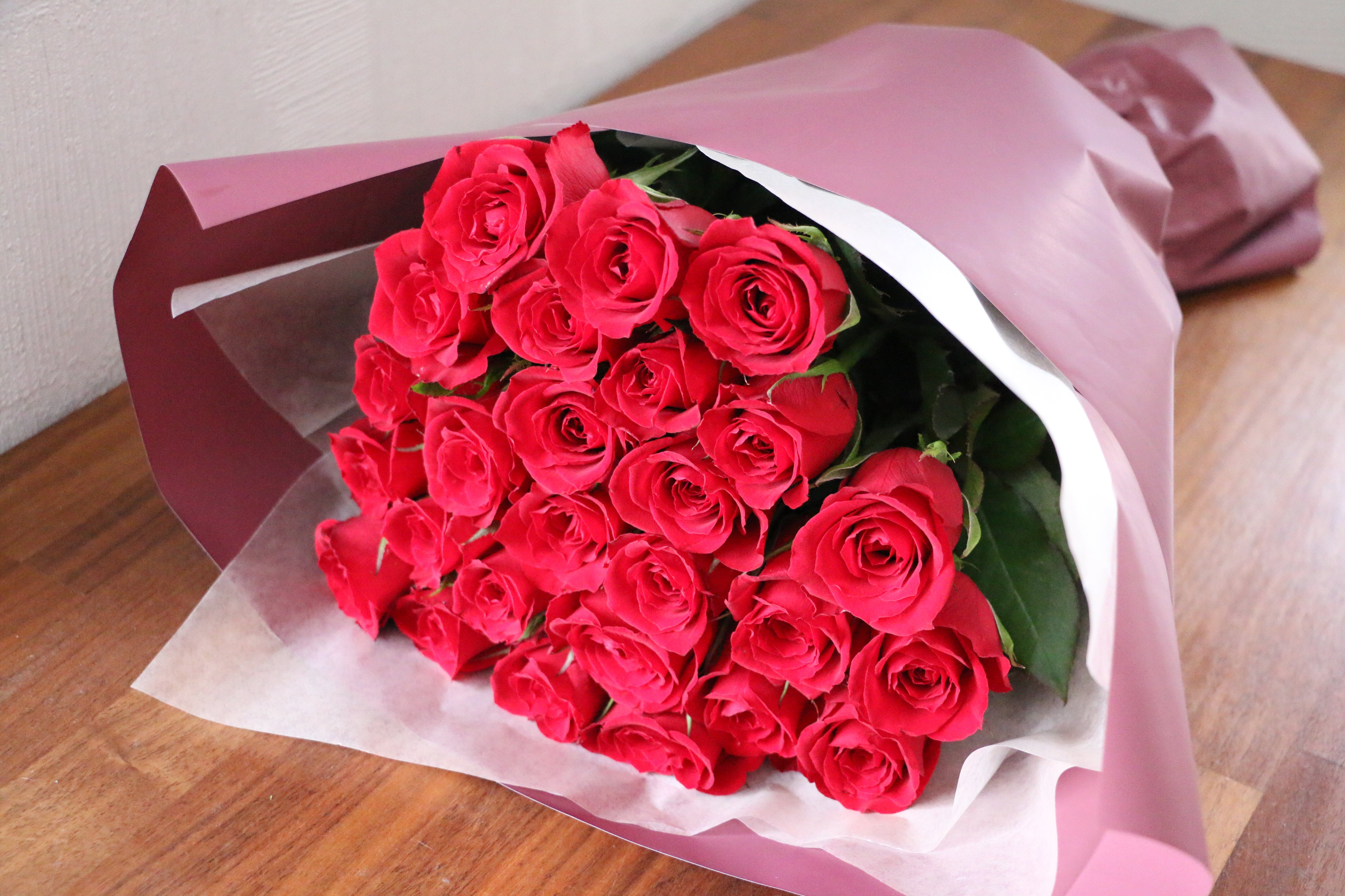 【赤い薔薇】 Manセット 26本の赤いバラの花束 – 花・花束の通販サイト｜HanaTaku