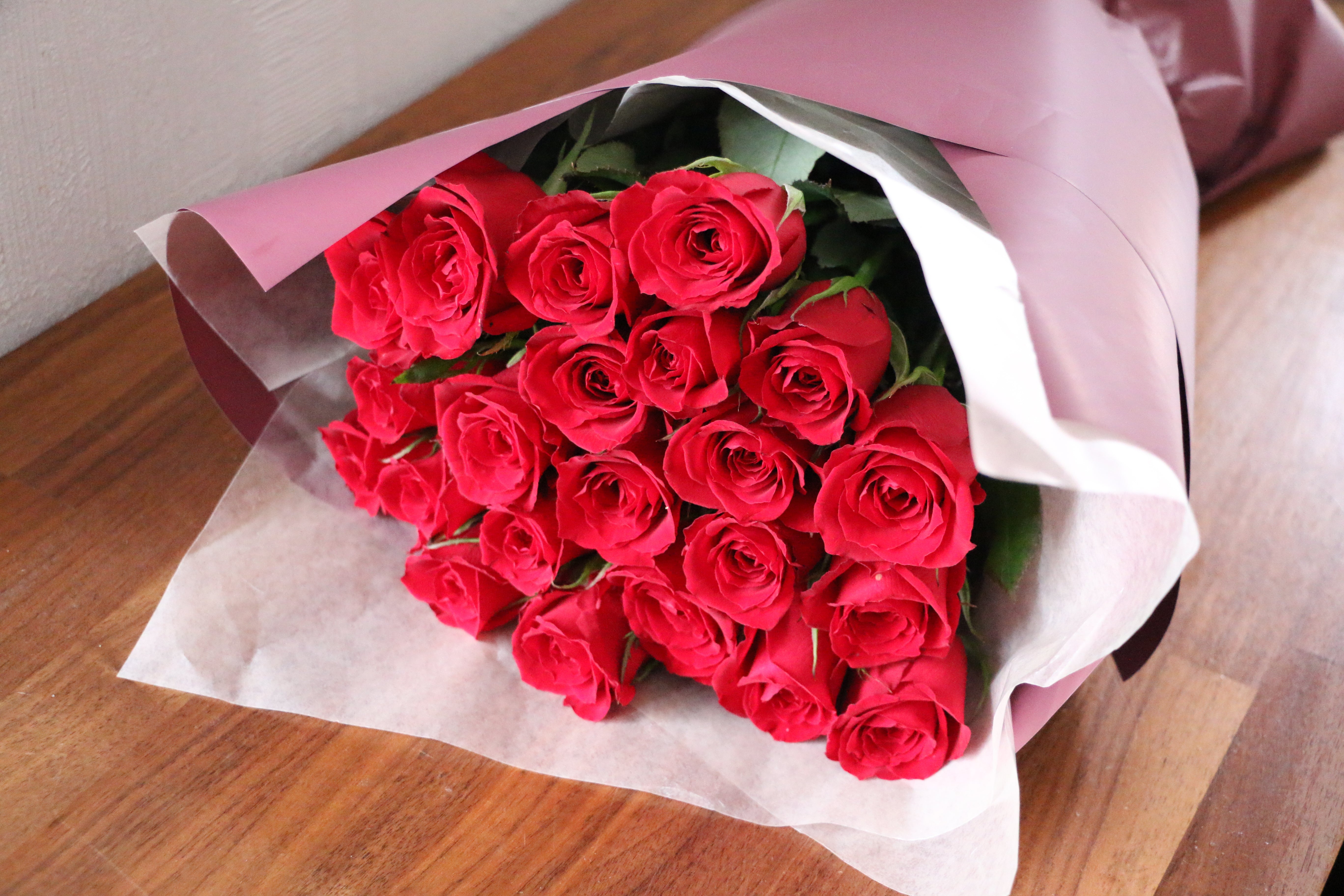 大切な人へ  薔薇 22本の赤いバラの花束-あなたの幸運を祈ります – 花・花束の通販サイト