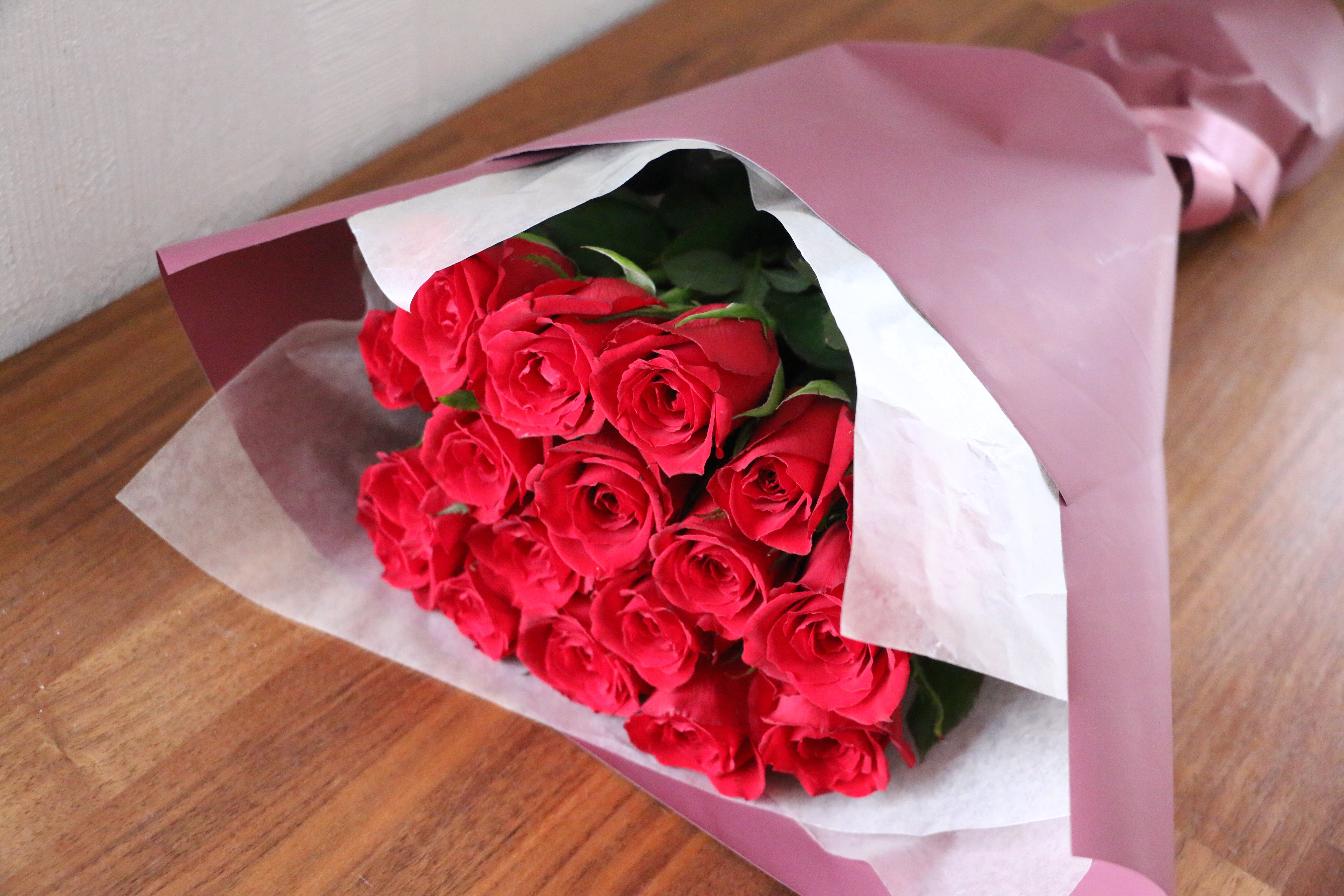 18本の赤いバラの花束-誠実 – 花・花束の通販サイト｜HanaTaku