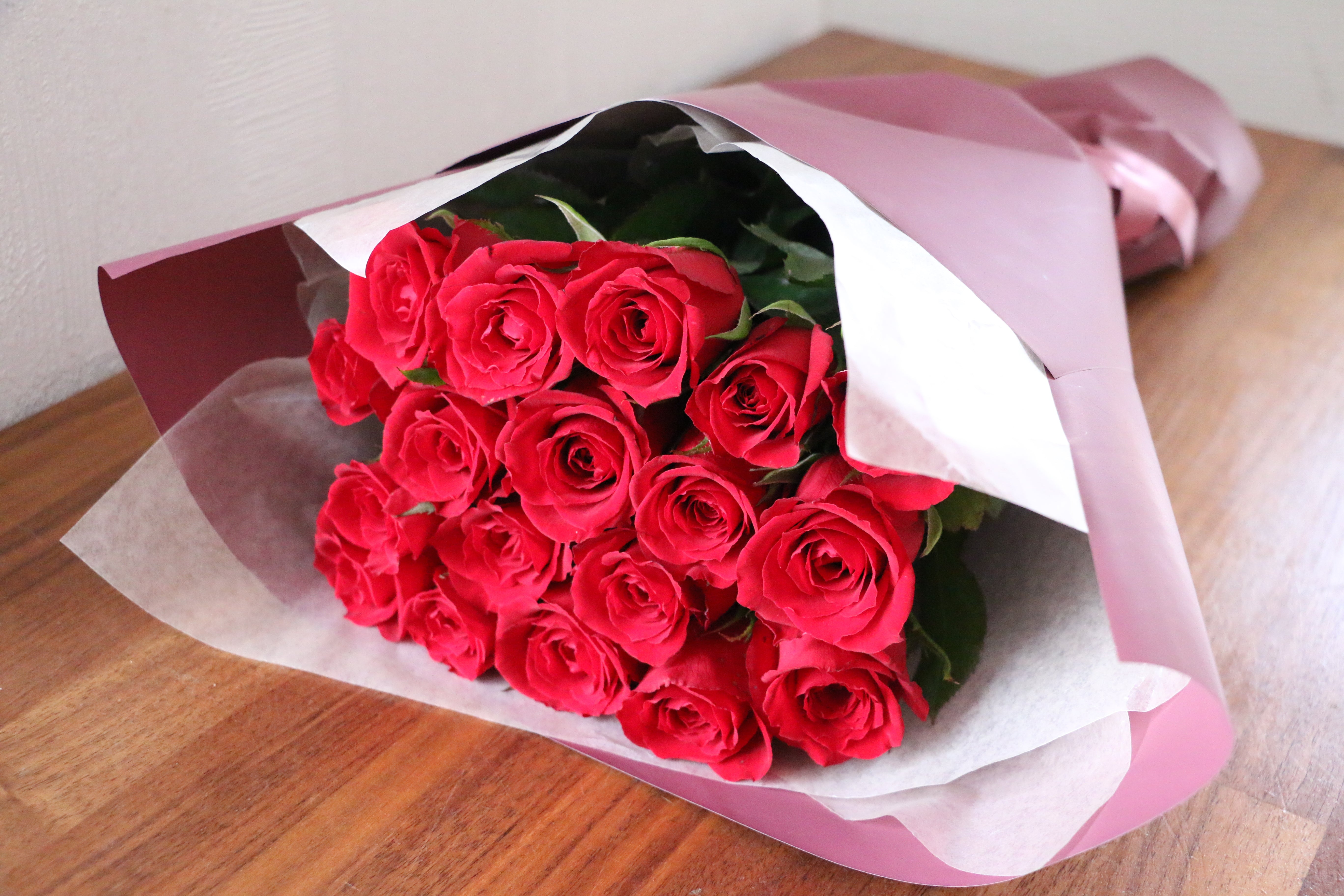 18本の赤いバラの花束-誠実 – 花・花束の通販サイト｜HanaTaku