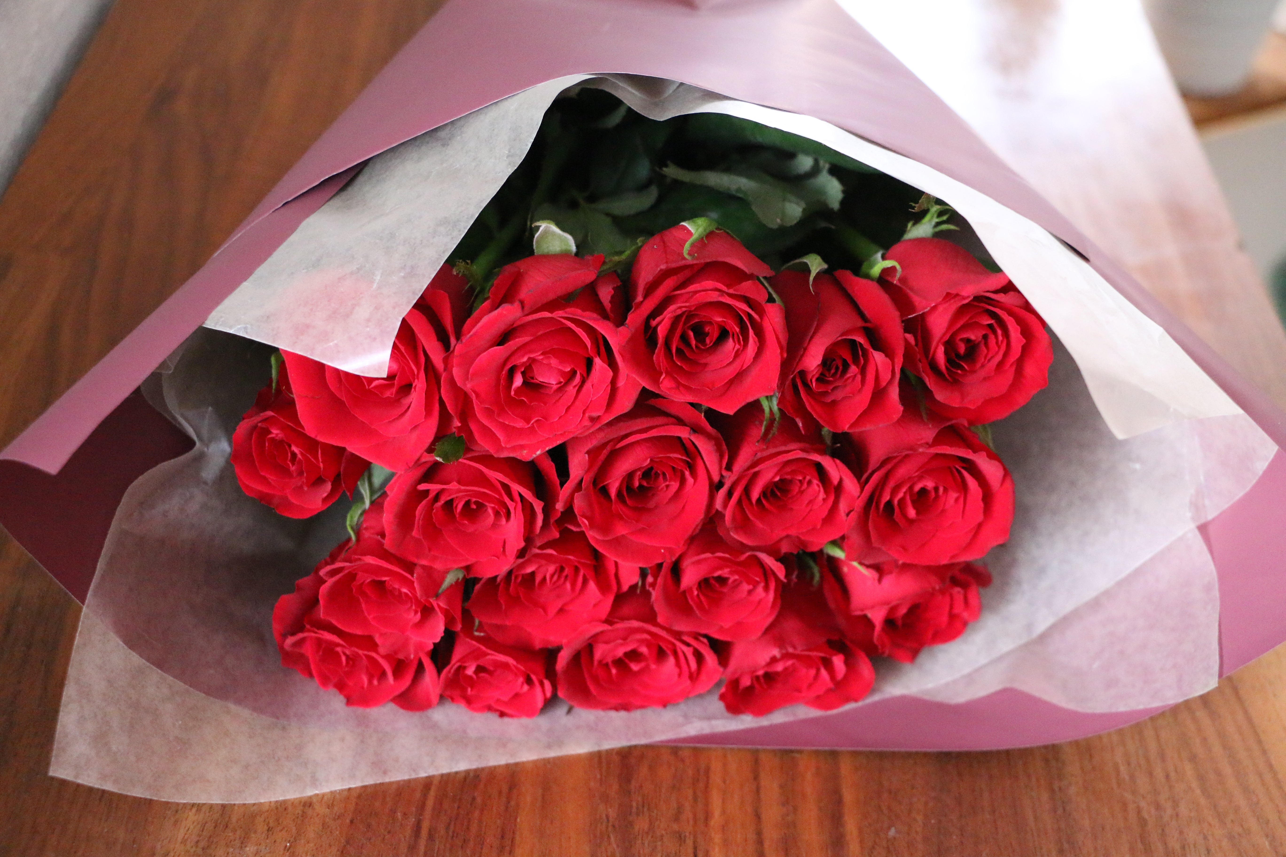 18本の赤いバラの花束-誠実 – 花・花束の通販サイト｜HanaTaku